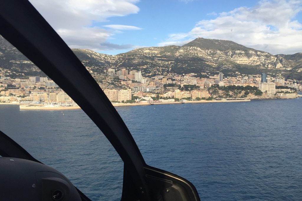 Paysage-cotier-de-la-Riviera-francaise-avec-plages-et-collines-verdoyantes-vues-depuis-un-helicoptere